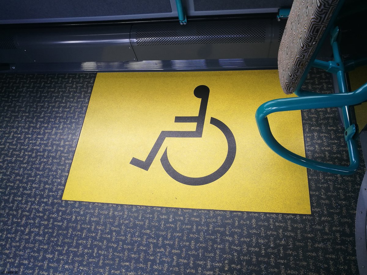 Neu ab 2018: Rollstuhlplatz-Kennzeichnung eines neuen Mercedes Citaro III der Neubrandenburger Verkehrsbetriebe in Neubrandenburg am 17.04.2018