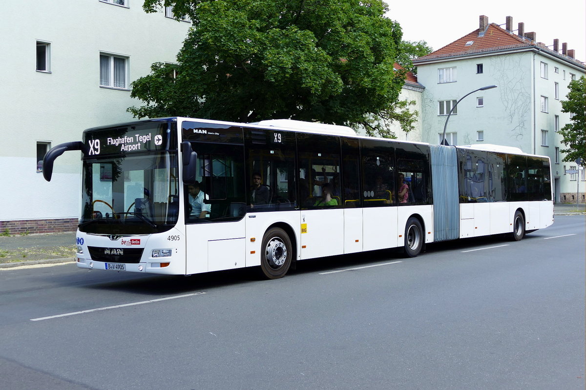 Neu bei der BVG, die MAN Lion's City GN, hier Wagen '4905' als X9 unterwegs Richtung Flughafen Berlin -Tegel im Mai 2018.