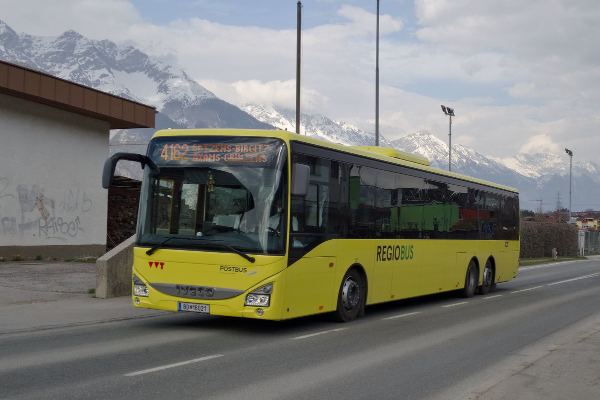 Neu bei Postbus in Tirol sind die dreiachsigen Iveco-Irisbus Crossway, hier BD-16021 als Linie 4162 in Axams, Innsbrucker Straße. Aufgenommen 2.4.2021.