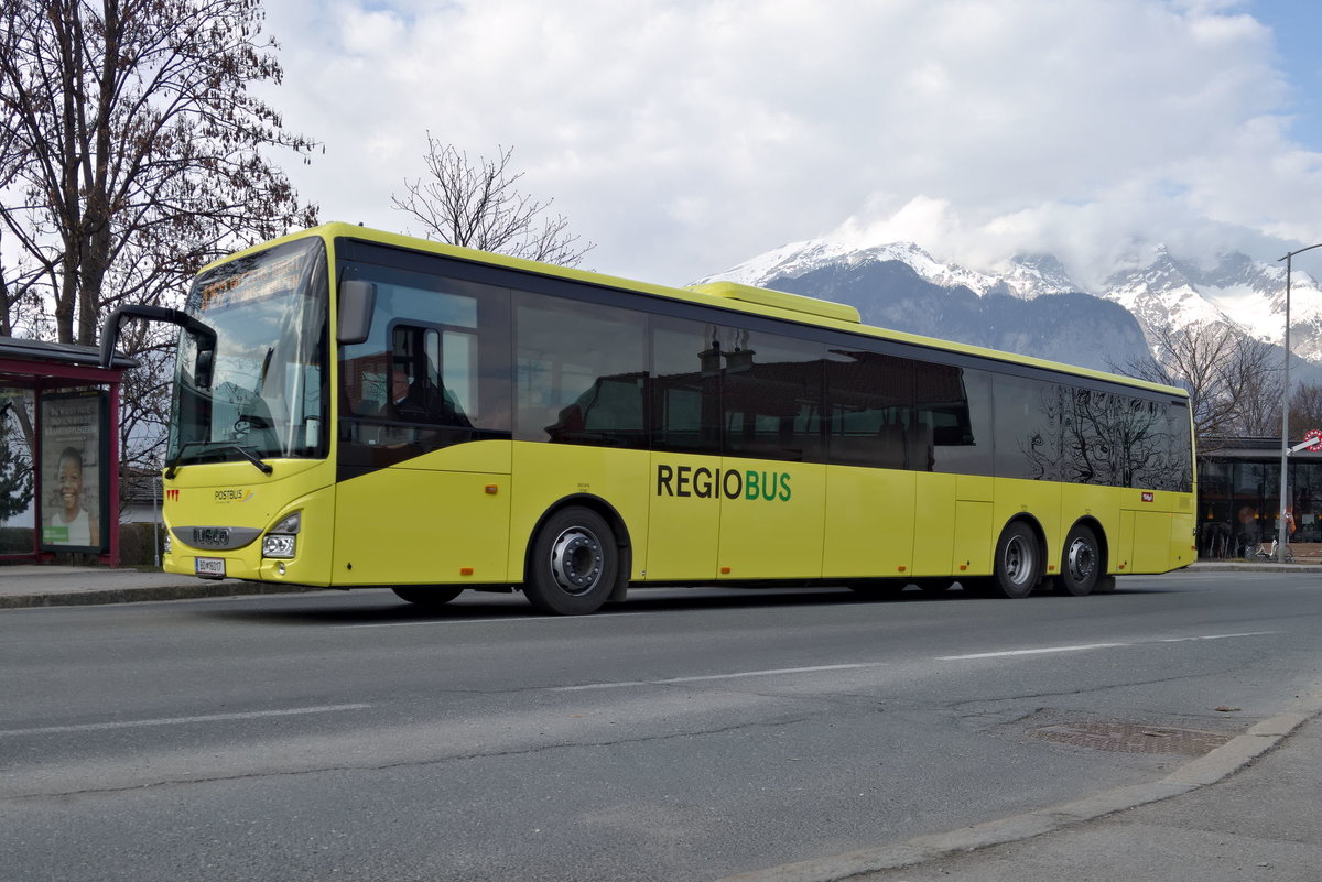 Neu bei Postbus in Tirol sind die dreiachsigen Iveco-Irisbus Crossway, hier BD-16017 als Linie 4162 an der Haltestelle Axams Apotheke. Aufgenommen 2.4.2021.