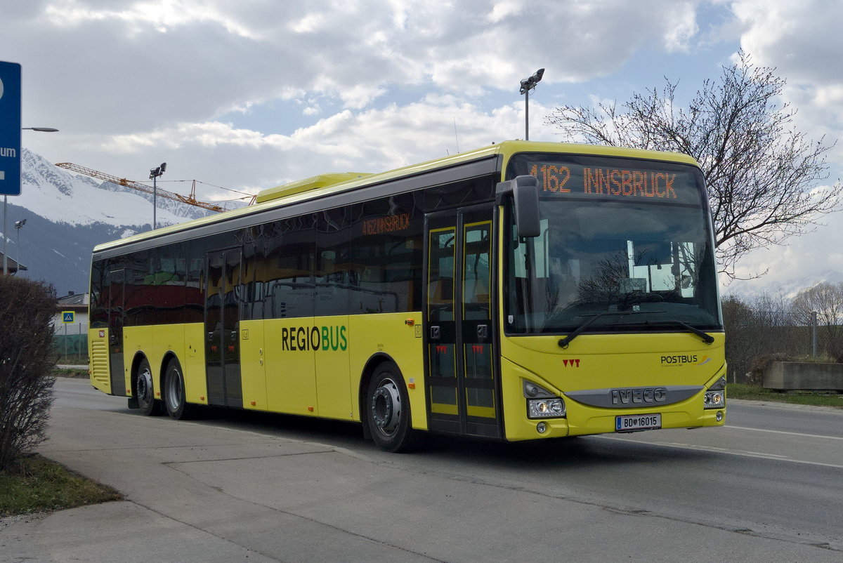 Neu bei Postbus in Tirol sind die dreiachsigen Iveco-Irisbus Crossway, hier BD-16015 als Linie 4162 an der Haltestelle Axams Freizeitzentrum. Aufgenommen 2.4.2021.