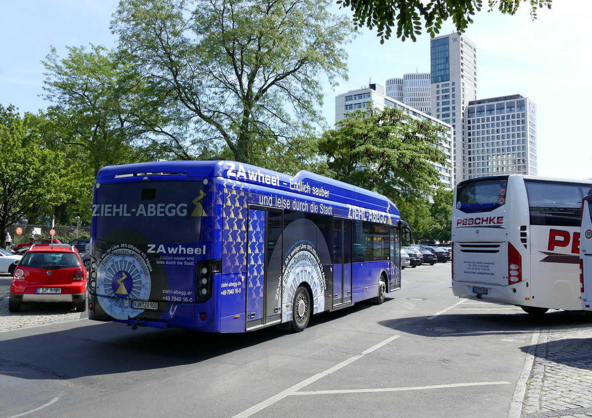 Neuer E-Bus im Testbetrieb bei der BVG, ein VDL Citea SLF 120 Electric /Ziehl-Abegg (Vorführfahrzeug) auf der Linie 204. Berlin /Hardenberplatz im Juli 2017.