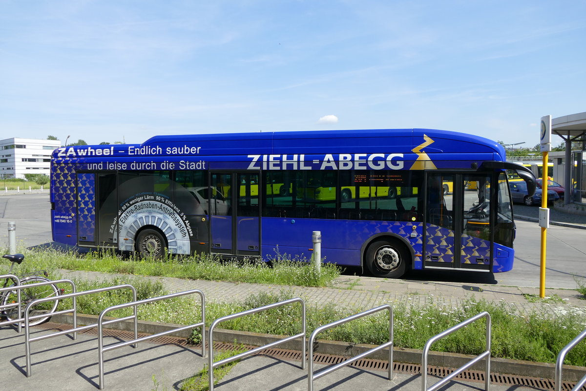 Neuer E-Bus im Testbetrieb bei der BVG, ein VDL Citra SLF 120 Electric /Ziehl-Abegg (Vorführfahrzeug) auf der Linie 204. Berlin /Hertzallee im Juli 2017.