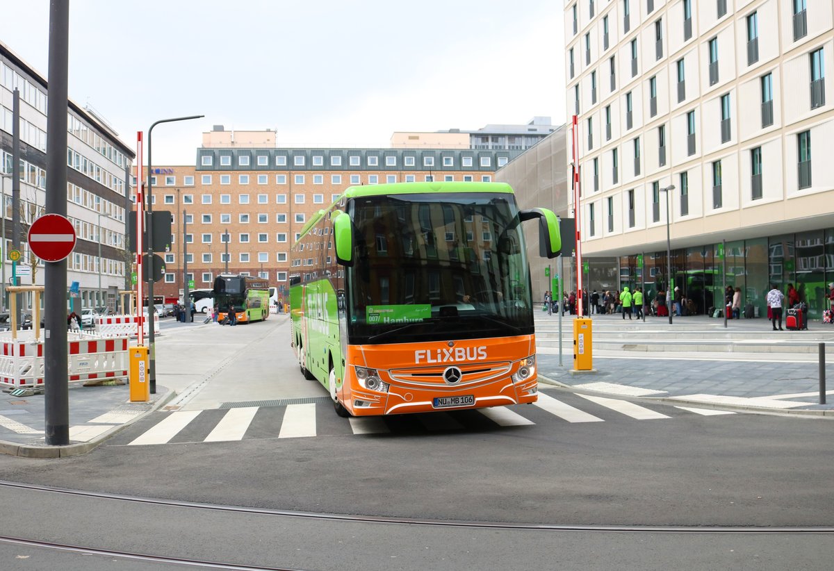 Neuer FlixBus Mercedes Benz Tourismo am 13.04.19 am neuen Busbahnhof in Frankfurt am Main am Hauptbahnhof Südseite 