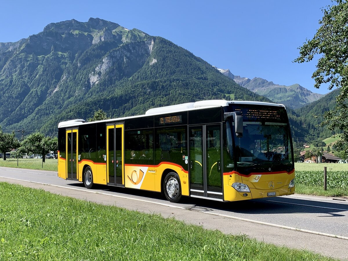Neuer (gestern abgelieferter) MB C2 hybrid '11687'  BE 610 543  von PostAuto Regie Interlaken am 10.7.21 zwischen Wilderswil und Oberland Shopping.