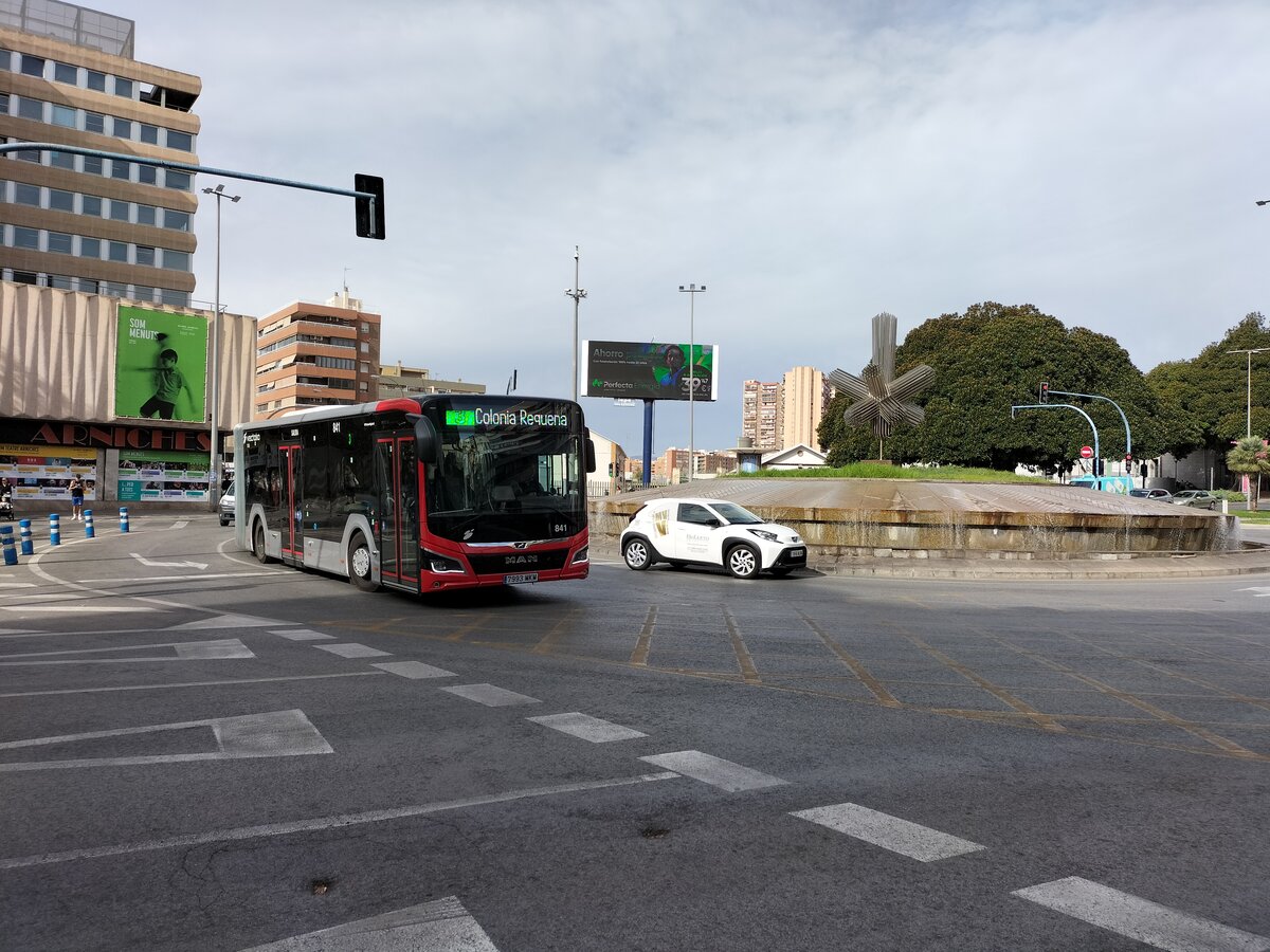 Neuer MAN Lion's City 19C, Baujahr 2023, Wagen 841, Firma Masatusa, im Einsatz auf der Linie 3 in Alicante an der Glorieta de la Estrella am 31.10.2023.