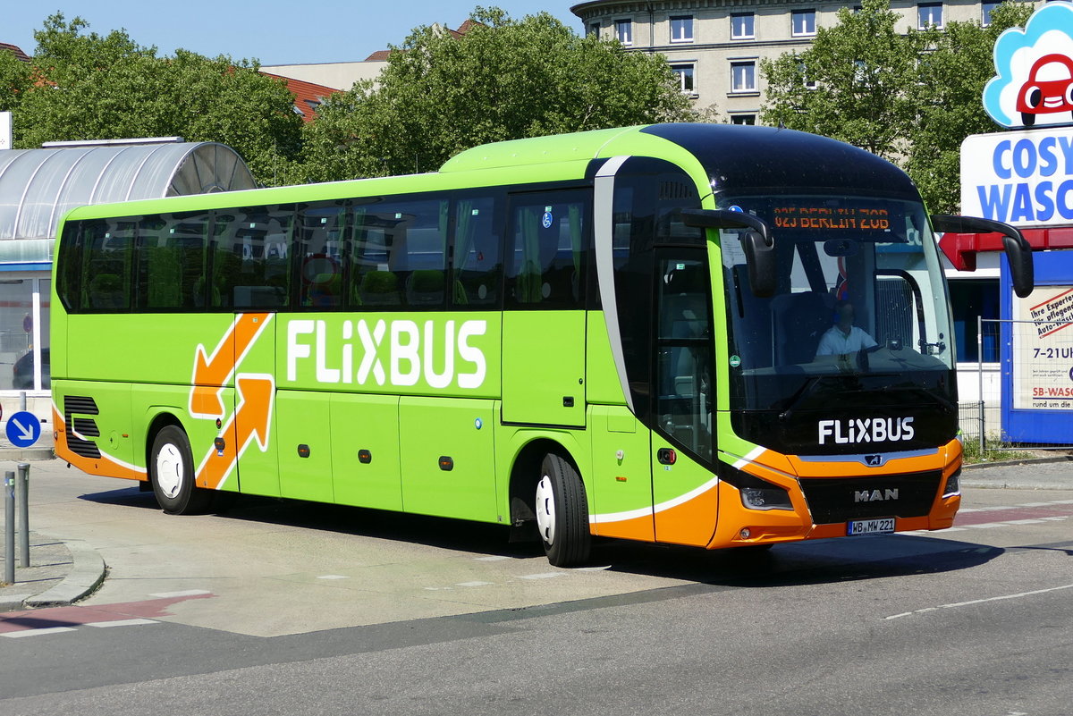 Neuer MAN Lion's Coach von Flixbus (vmtl.Wricke Touristik), hier bei der Ausfahrt vom Berliner ZOB im Mai 2018.