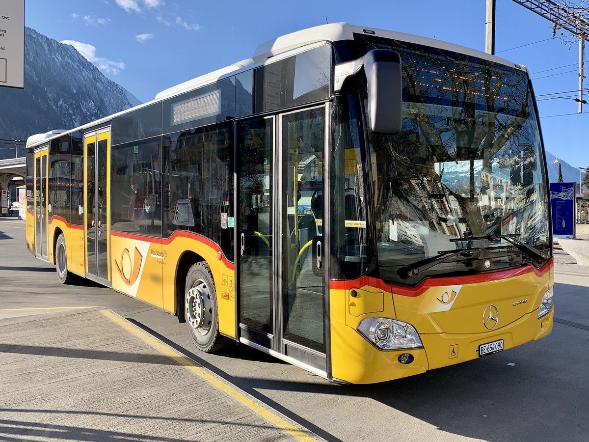 Neuer MB C2 hybrid '11403'  BE 654 090  von PostAuto Depot Aeschi, am 8.1.21 auf der neuen Linie 60 nach Interlaken Ost, auf dem Bahnhofplatz Interlaken West.