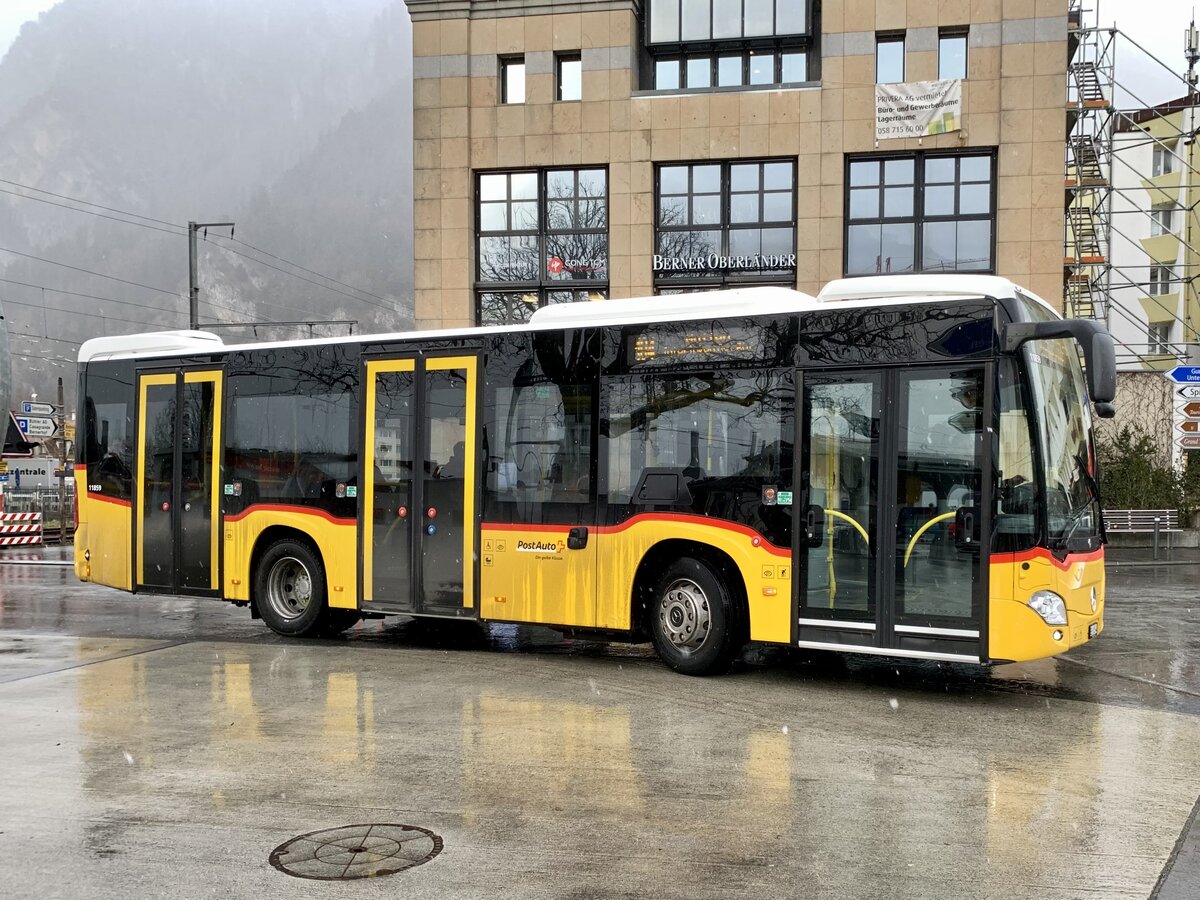 Neuer MB C2 K hybrid '11859'  BE 610 544  der PostAuto Regie Interlaken am 17.1.23 bei der Ankunft am Bahnhof Interlaken West.