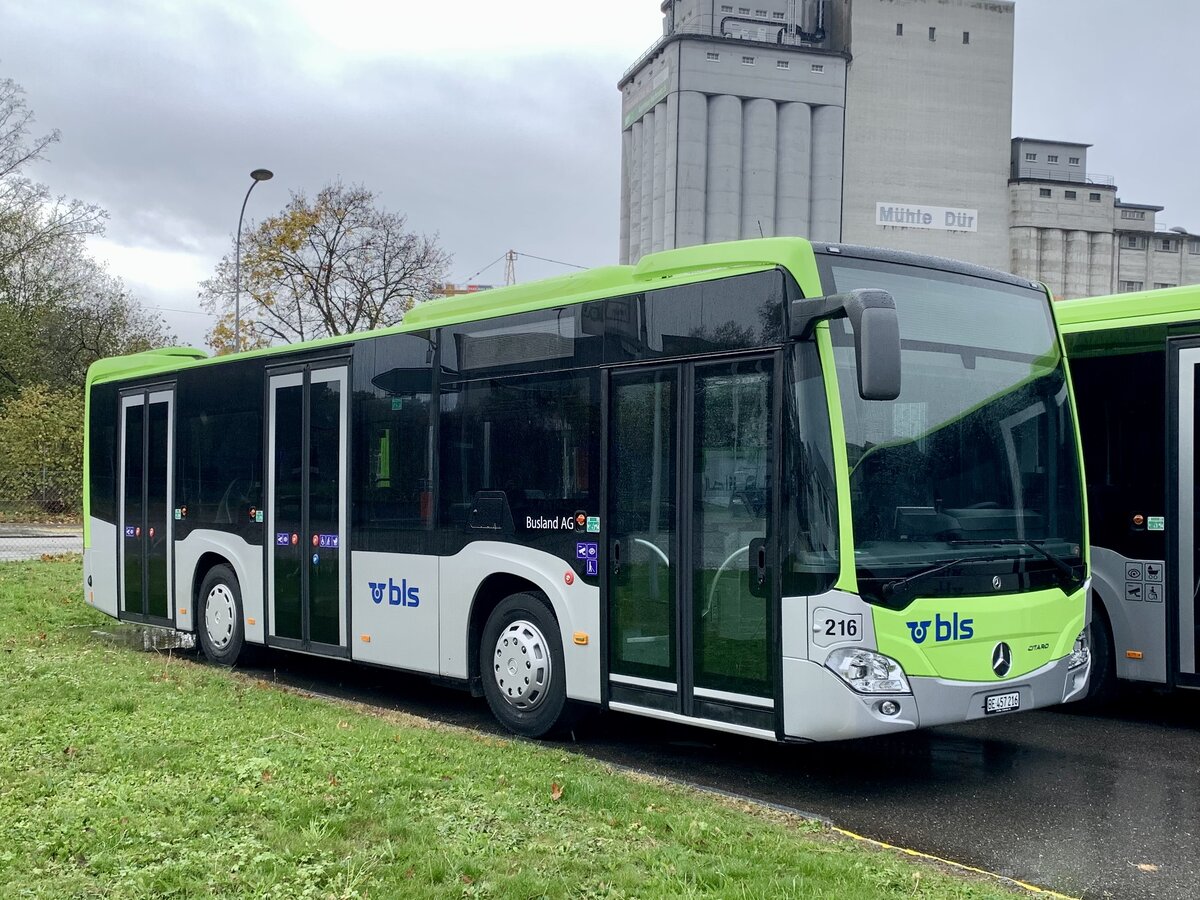 Neuer MB C2 K Hybrid  BE 457 216  Nr. 216 der Busland AG am 12.11.23 vor der Garage Burgdorf Buchmatt.