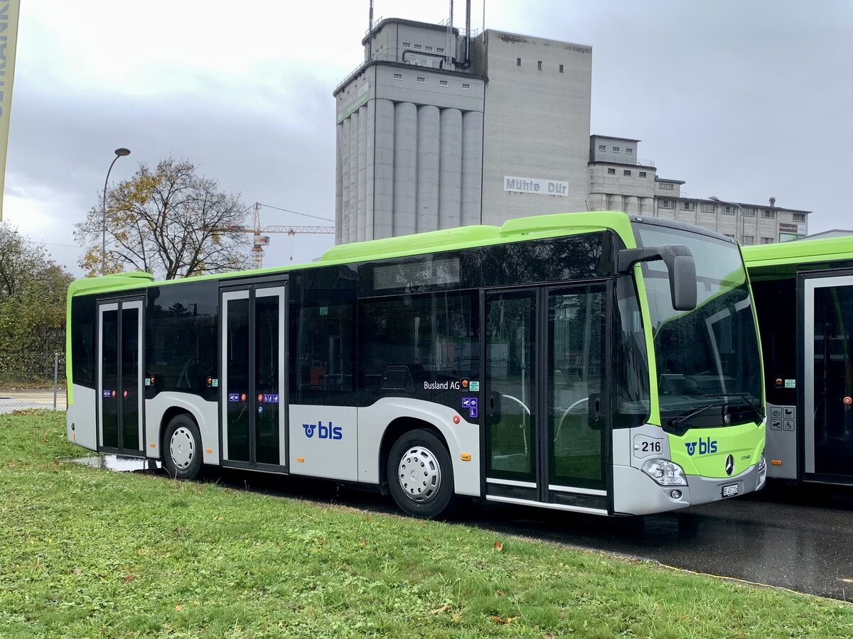 Neuer MB C2 K hybrid 216 der Busland AG am 12.11.23 vor der Garage Buchmatt.