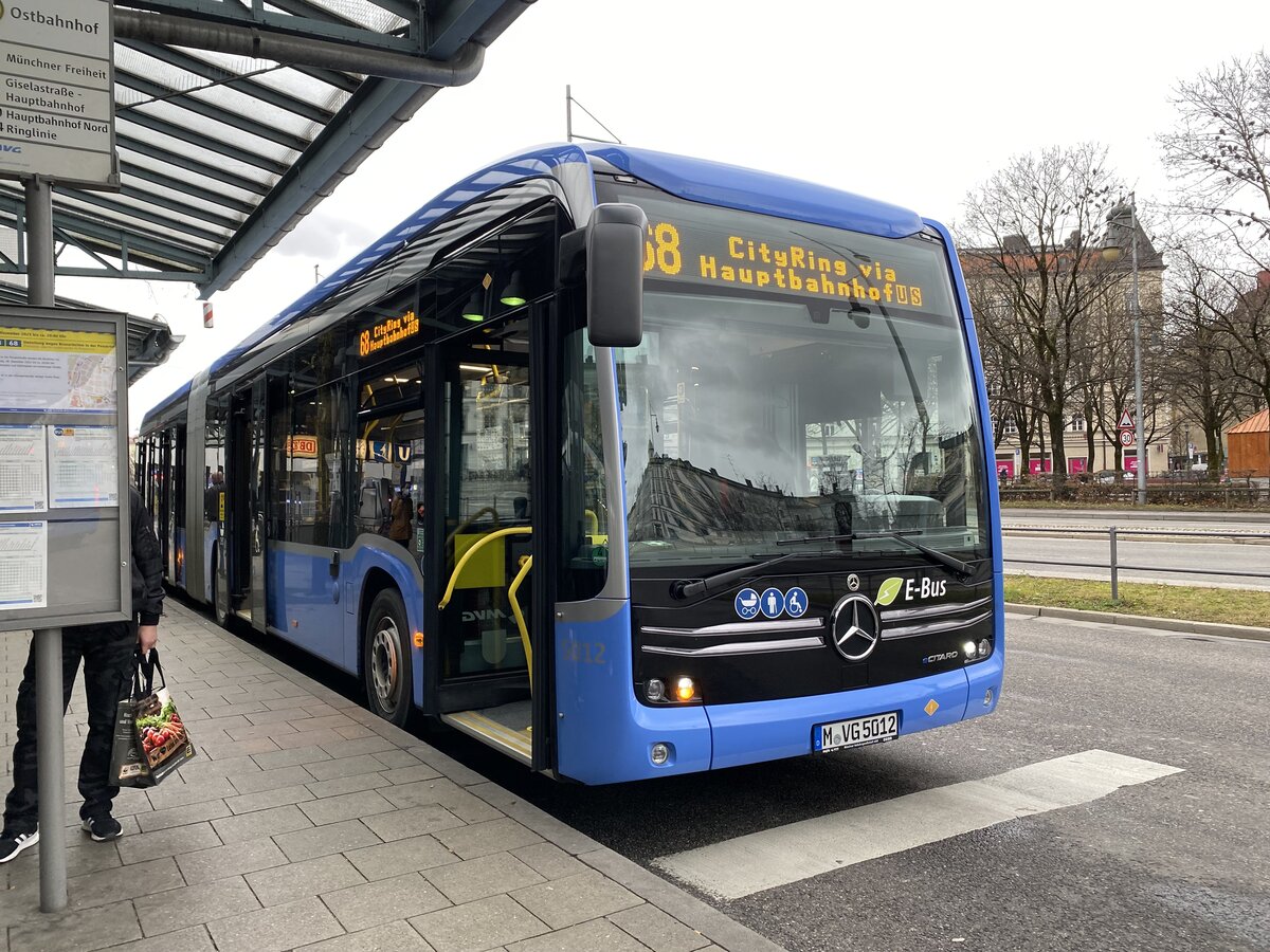 neuer Mercedes - Benz Citaro der MVG (Münchner Verkehrsgesellschaft) am Ostbahnhof im Münchner Stadtteil Haidhausen, Dezember 2021
