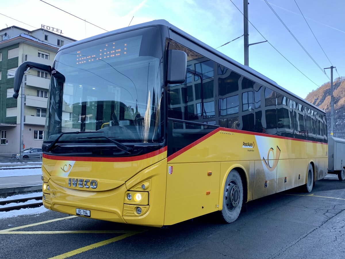 Neuer vor 3 Tagen abgeliferter Iveco Crossway '11812'  VS 704  von PostAuto Regie Brig am 22.12.21 beim Bahnhof Brig.