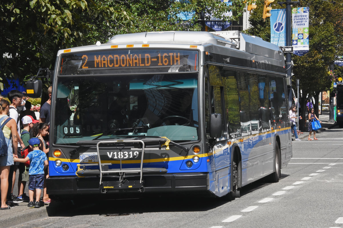 New Flyer Autobus V18318, auf der Linie 2, unterwegs in Vancouver. Die Aufnahme stammt vom 05.08.2019.