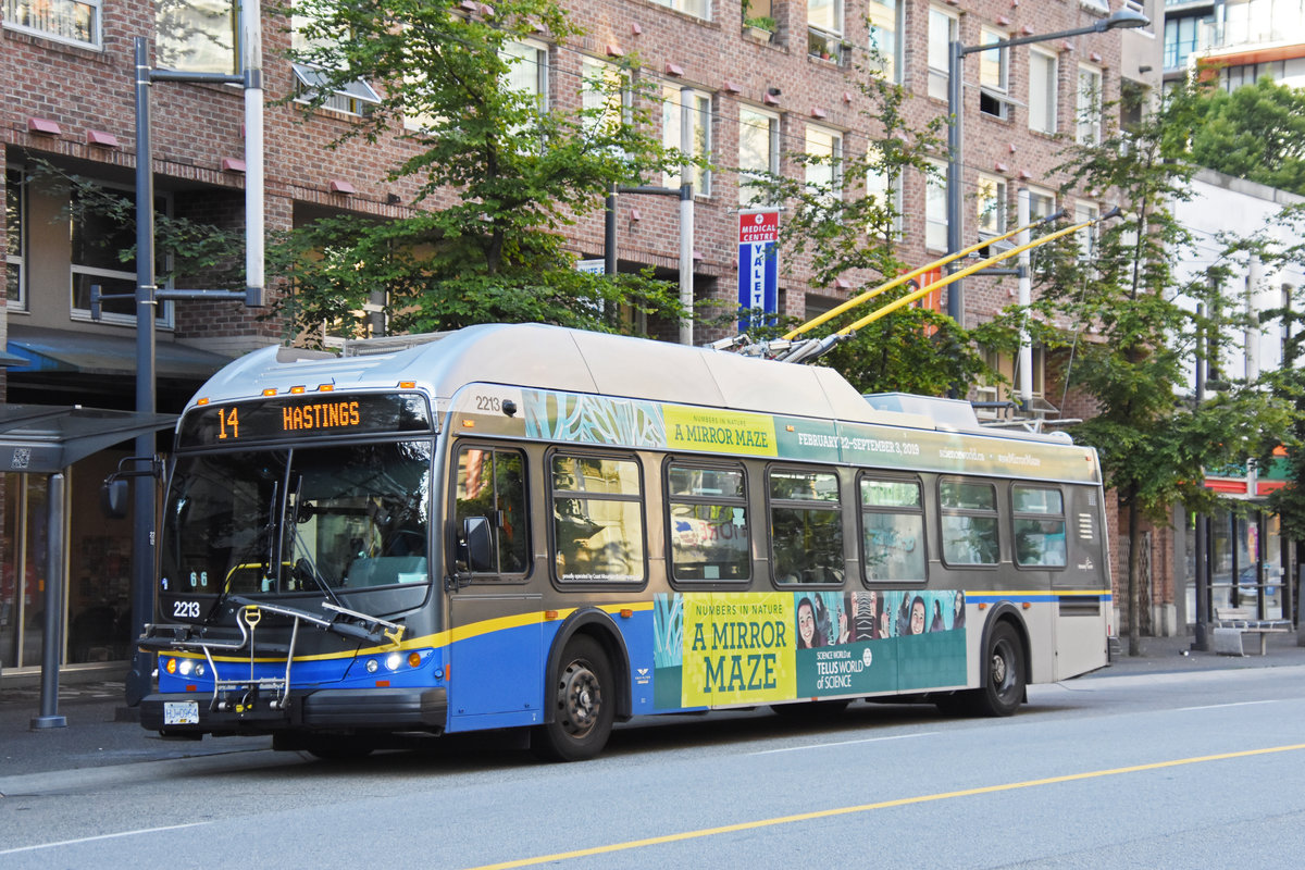 New Flyer Trolleybus E40LFR 2213, auf der Linie 14, unterwegs in Vancouver. Die Aufnahme stammt vom 06.08.2019.