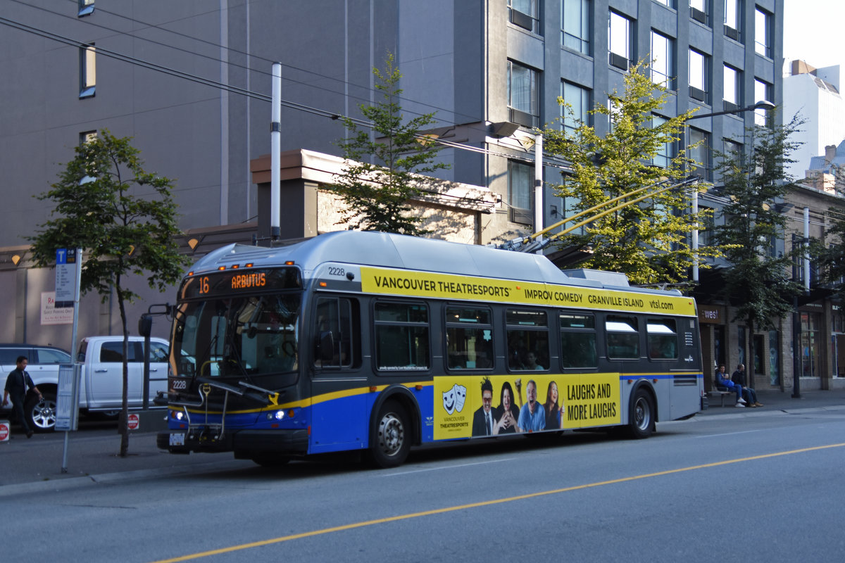 New Flyer Trolleybus E40LFR 2228, auf der Linie 16, unterwegs in Vancouver. Die Aufnahme stammt vom 06.08.2019.