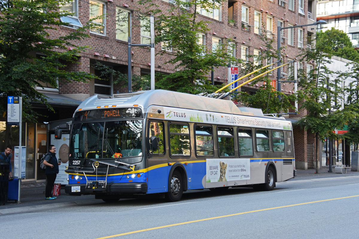 New Flyer Trolleybus E40LFR 2257, auf der Linie 4, unterwegs in Vancouver. Die Aufnahme stammt vom 04.08.2019.