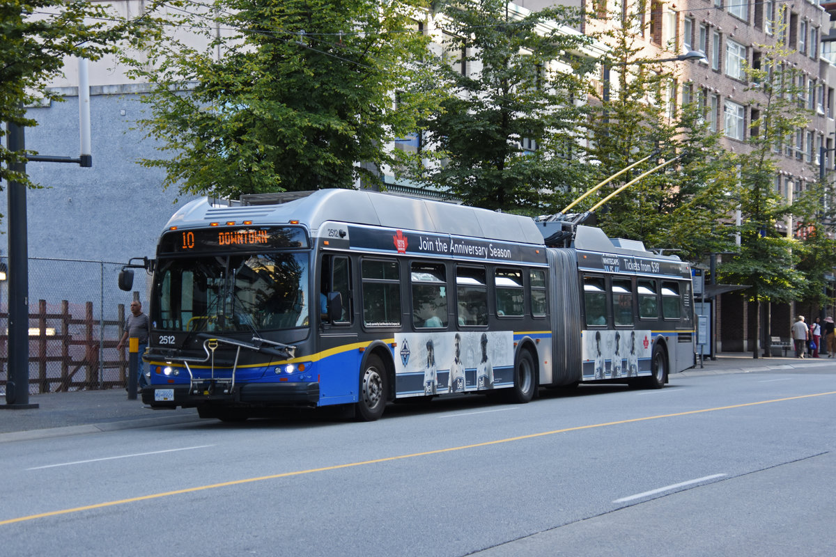 New Flyer Trolleybus E60LFR 2512, auf der Linie 10, unterwegs in Vancouver. Die Aufnahme stammt vom 04.08.2019.