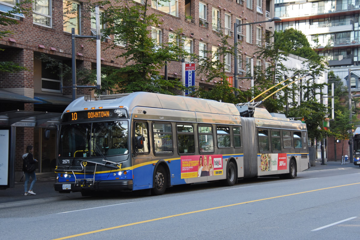 New Flyer Trolleybus E60LFR 2571, auf der Linie 10, unterwegs in Vancouver. Die Aufnahme stammt vom 06.08.2019.