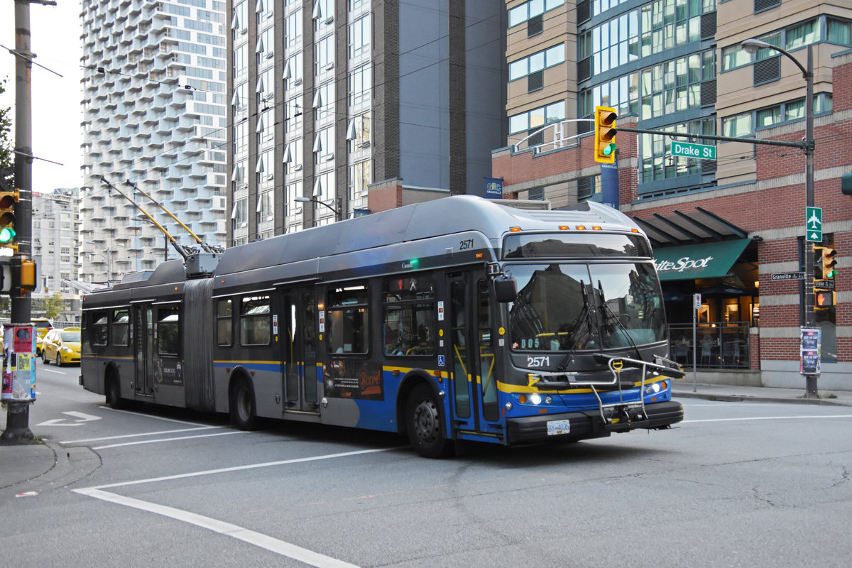 New Flyer Trolleybus E60LFR 2571 unterwegs in Vancouver. Die Aufnahme stammt vom 04.08.2019.