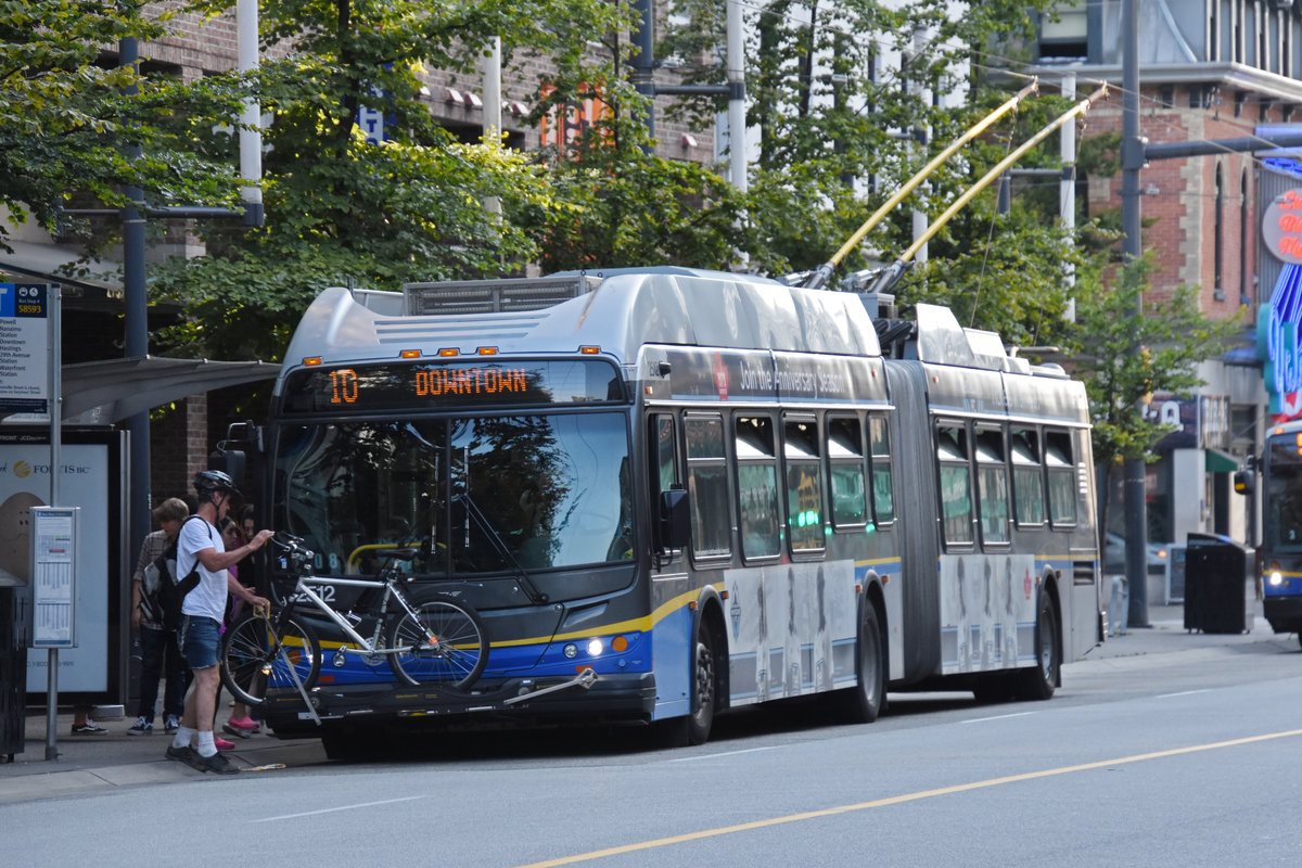 New Flyer Trolleybus E60LFR 2588, auf der Linie 10, unterwegs in Vancouver. Die Aufnahme stammt vom 04.08.2019.