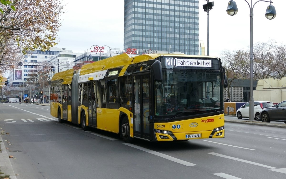 New Solaris Urbino 18 electric, GE20 der BVG, Wagen 5428 auf der Linie 200. Berlin im Dezember 2020.