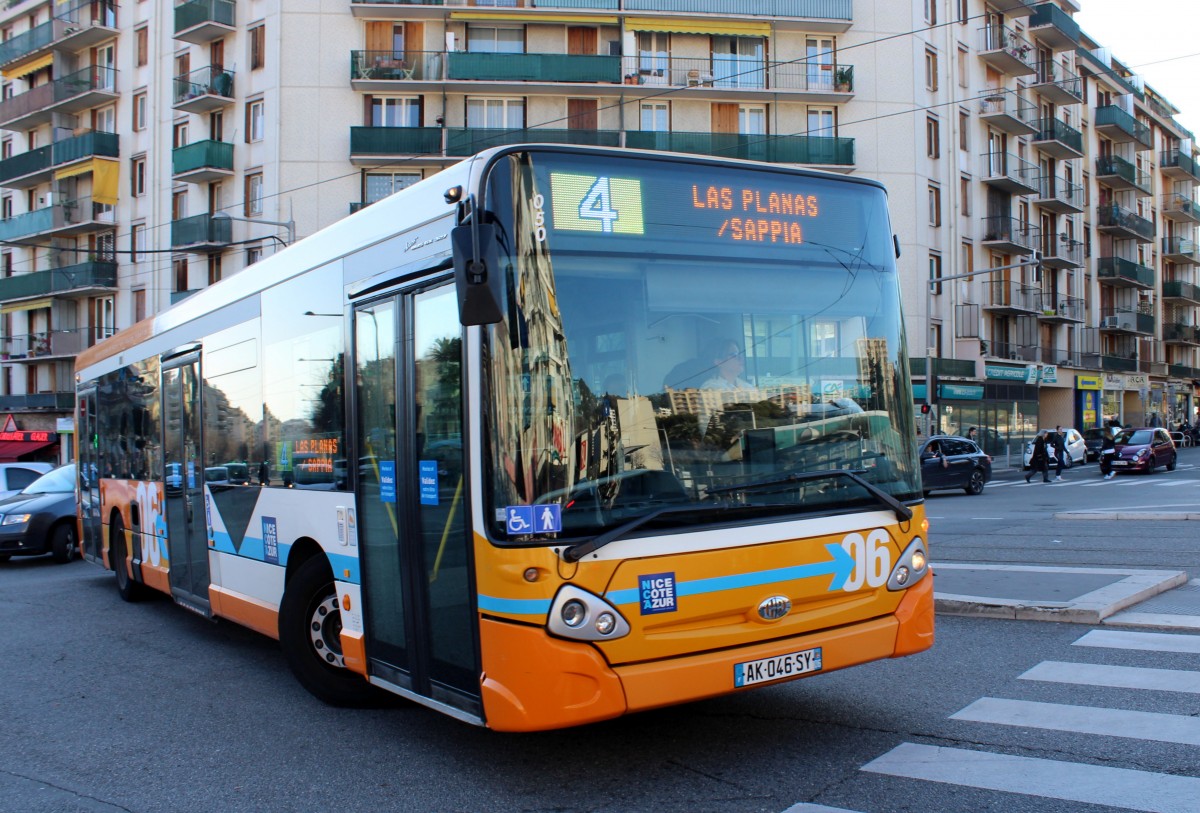 Nice / Nizza Lignes d'Azur Buslinie 4 Place de la Fontaine du Temple am 11. Fevruar 2015.