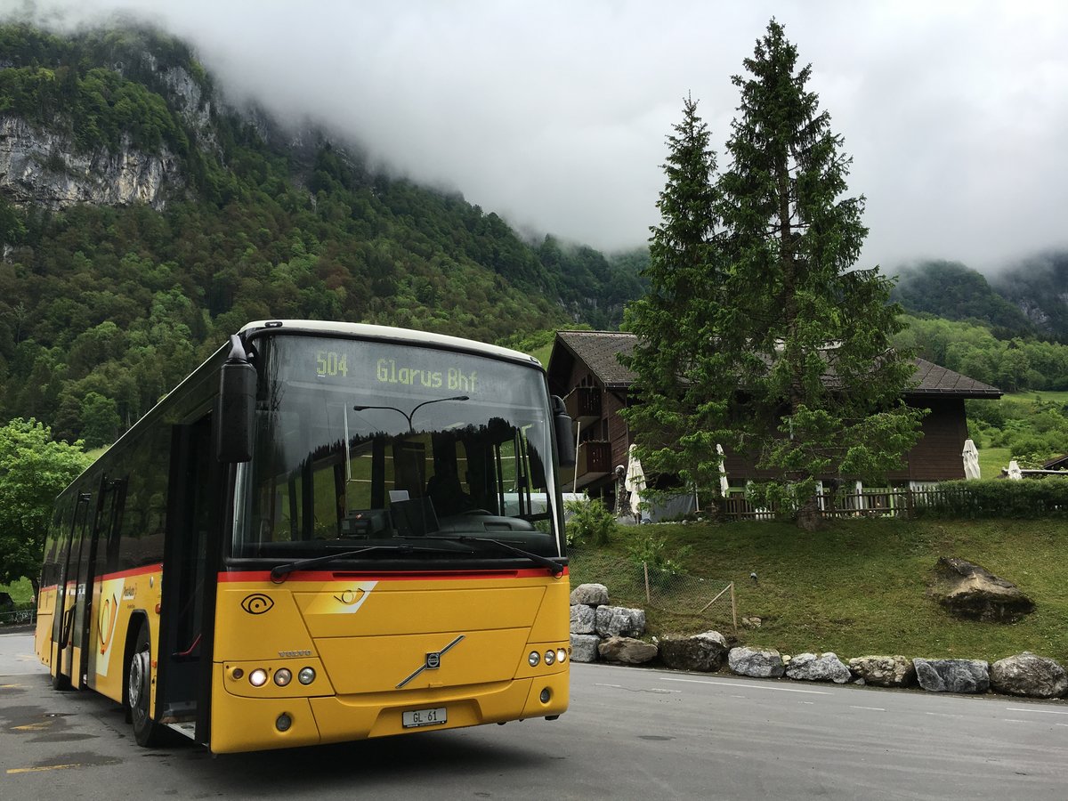 NIEDERER AUTOBETRIEB, Volvo 8700 LE (GL 61 / Nr. 15) am 31.05.2016 bei der Haltestelle Klöntal Rhodannenberg. Im nasskalten Wetter steht der Bus fast etwas verloren im Klöntal. An schönen Sommertagen sieht das jedoch wieder ganz anders aus.