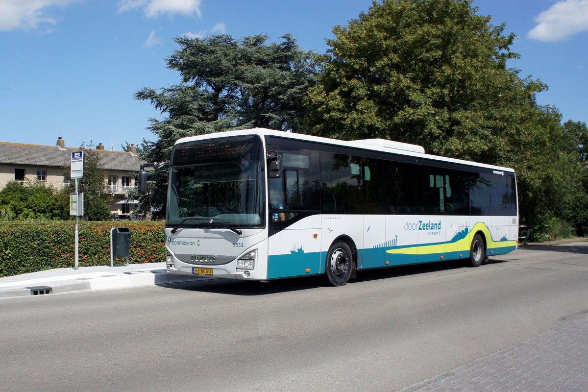 Niederlande / Bus Zeeland / Bus Oostburg: Iveco Crossway LE (Wagen 5551) von Connexxion (Transdev Niederlande), aufgenommen im August 2020 im Stadtgebiet von Oostburg (Gemeinde Sluis).