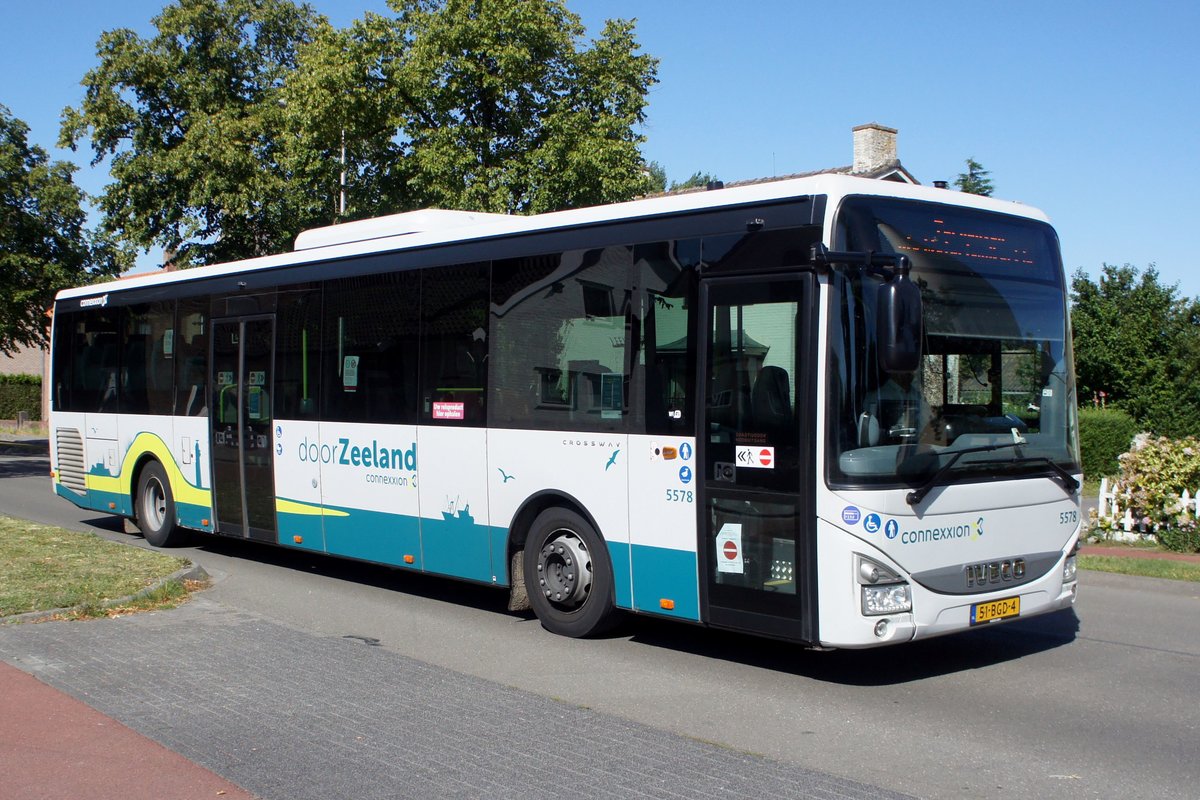 Niederlande / Bus Zeeland / Bus Oostburg: Iveco Crossway LE (Wagen 5578) von Connexxion (Transdev Niederlande), aufgenommen im August 2020 im Stadtgebiet von Oostburg (Gemeinde Sluis).