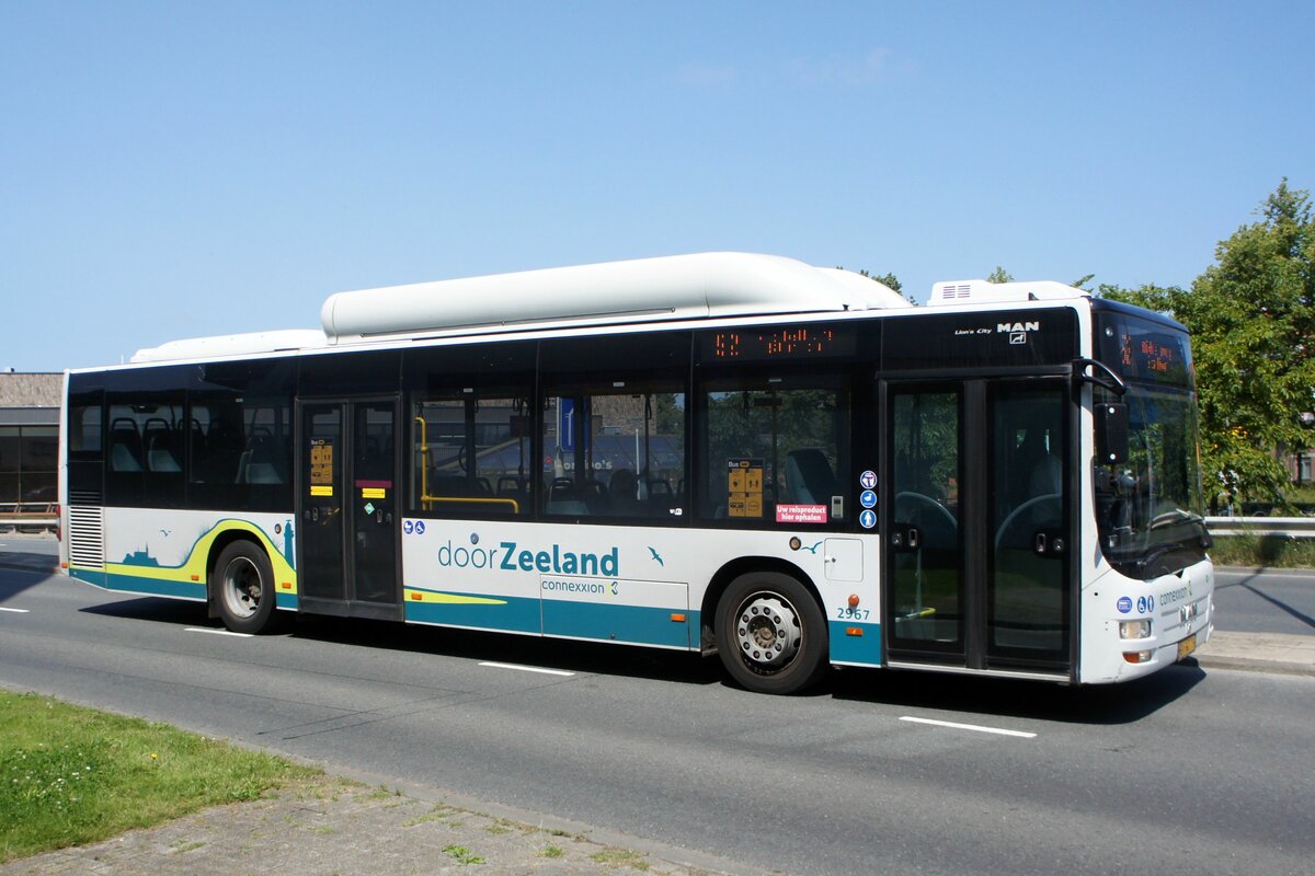 Niederlande / Bus Zeeland / Bus Middelburg: MAN Lion's City CNG (Wagen 2967) von Connexxion (Transdev Niederlande), aufgenommen im Juli 2021 im Stadtgebiet von Middelburg (Hauptstadt der niederländischen Provinz Zeeland).