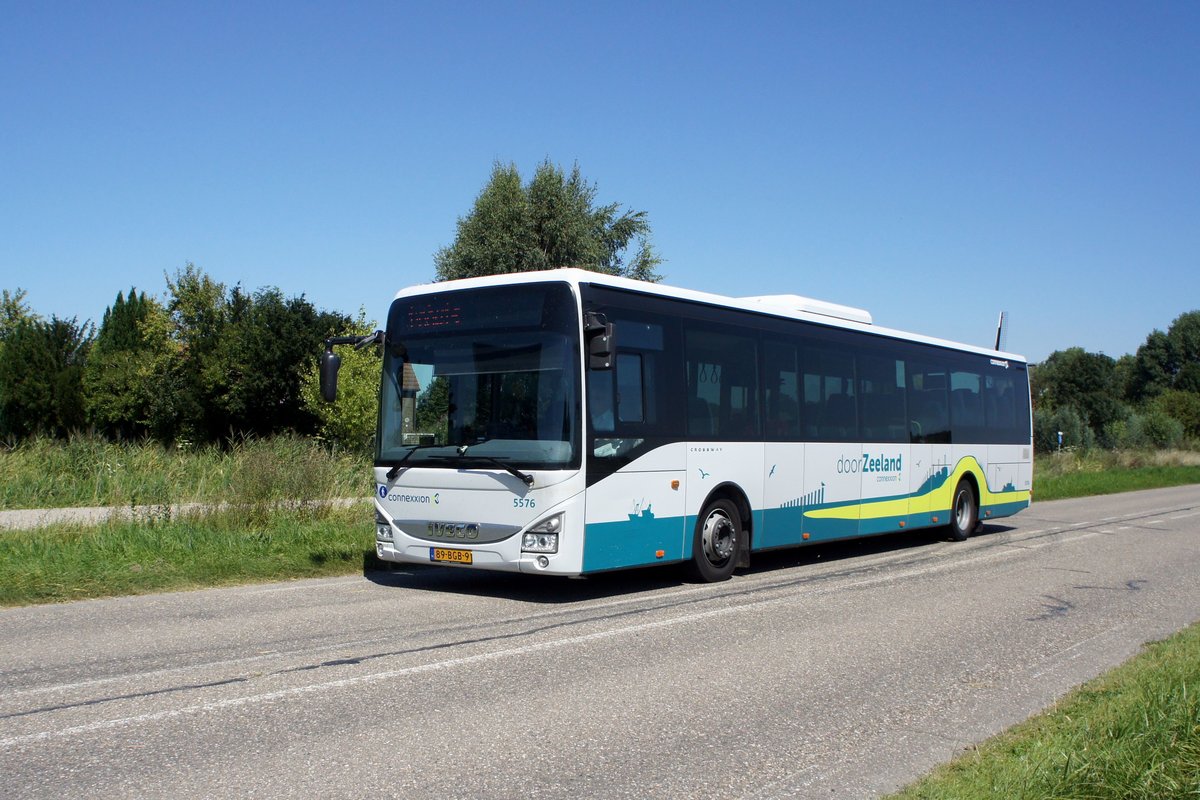 Niederlande / Bus Zeeland: Iveco Crossway LE (Wagen 5576) von Connexxion (Transdev Niederlande), aufgenommen im August 2020 in der Nähe von Schoondijke (Gemeinde Sluis).