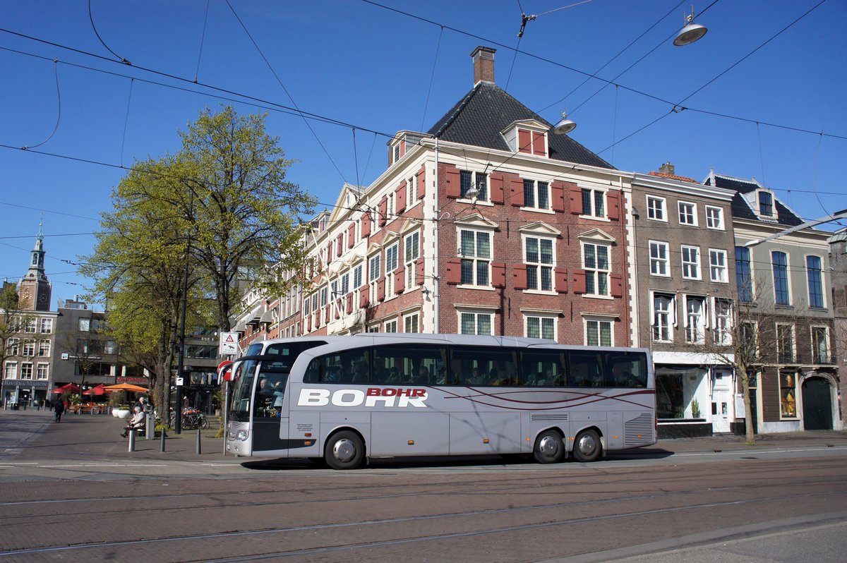 Niederlande / Den Haag: Mercedes-Benz Travego der BOHR Omnibus GmbH, aufgenommen im April 2016 in der Innenstadt von Den Haag.
