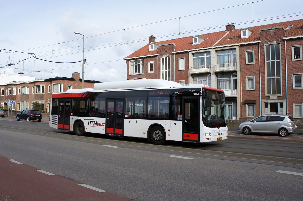 Niederlande / Stadtbus Den Haag: MAN Lion's City CNG (Wagennummer 1044) von HTM Personenvervoer N.V., aufgenommen im April 2016 im Stadtteil Scheveningen in Den Haag.