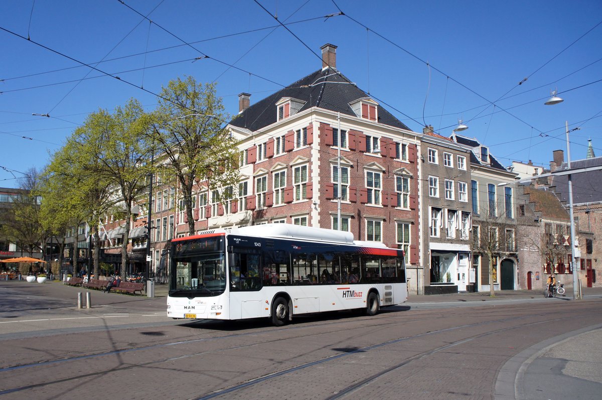 Niederlande / Stadtbus Den Haag: MAN Lion's City CNG (Wagennummer 1043) von HTM Personenvervoer N.V., aufgenommen im April 2016 in der Innenstadt von Den Haag.