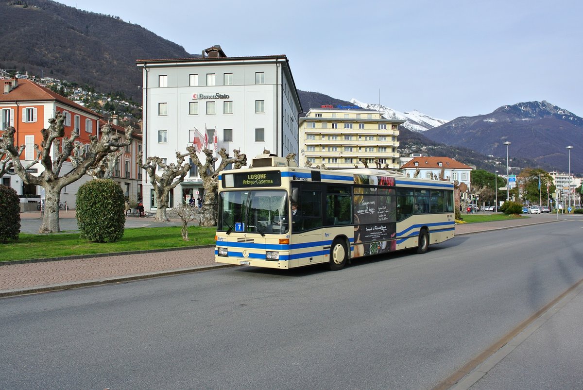 Noch regelmssig kommen bei der Fart zur HVZ 405N zum Einsatz. Am 08.03.2017 war Wagen 45 auf der Linie 7, hier bei der Haltestelle Locarno Debarcadero.