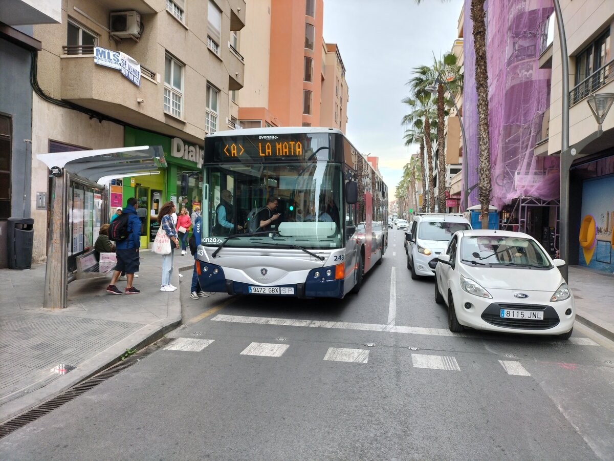 Noge Cittour LE, Wagen 1543 mit der ehemaligen Lackierung der Firma Costa Azul, bedient die Haltestelle Ramon Gallud als Linie A in Torrevieja am 25.04.2024