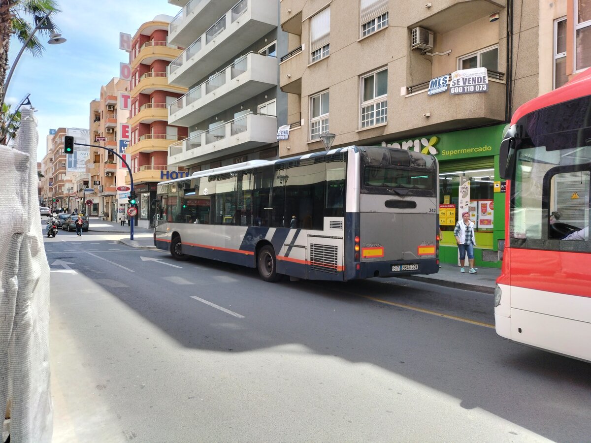 Noge Cittour LE, Wagen 242, Firma Costa Azul, bedient die Haltestelle Ramón Gallud als Pendelbus zum Flohmarkt in Torrevieja am 26.04.2024