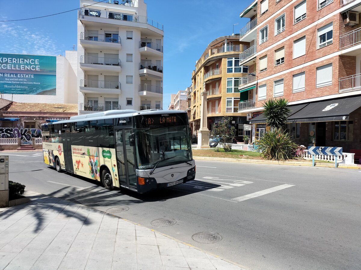 Noge Cittour Low Entry, Basis Scania K270UB, Wagen 1543, Firma Avanza Torrevieja, verlässt die Haltestelle Playa del Cura als Linie A in Richtung La Mata in Torrevieja am 25.04.2024. Es handelt sich um den ehemaligen Wagen 243 der Firma Costa Azul aus dem Jahr 2008, und um einen der letzten Noge Cittour noch in Betrieb.