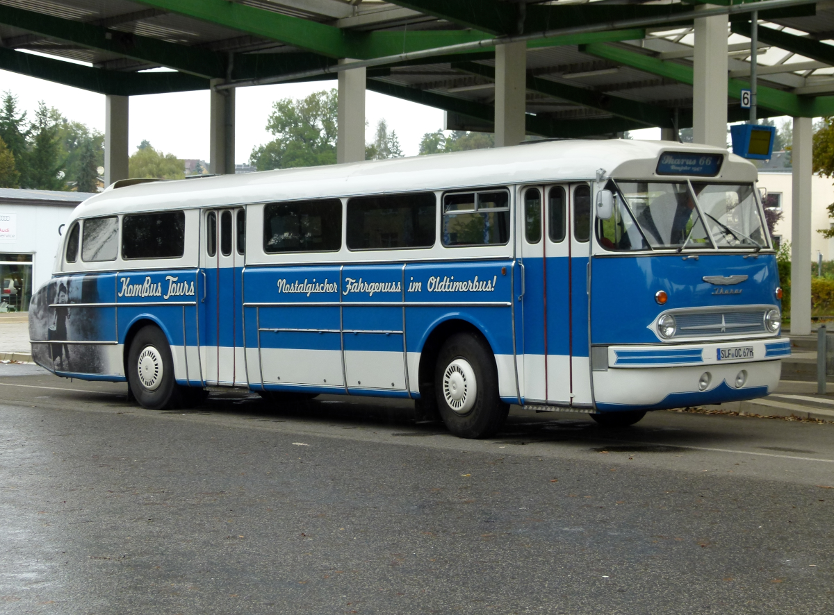 Nostalgischer Fahrgenuss im Oldtimerbus, so wirbt die KOM Bus im Saale-Orla Kreis für ihre Fahrten mit dem IKARUS 66 aus dem Baujahr 1967. Schleiz Busbahnhof am 08.10.2016
 
