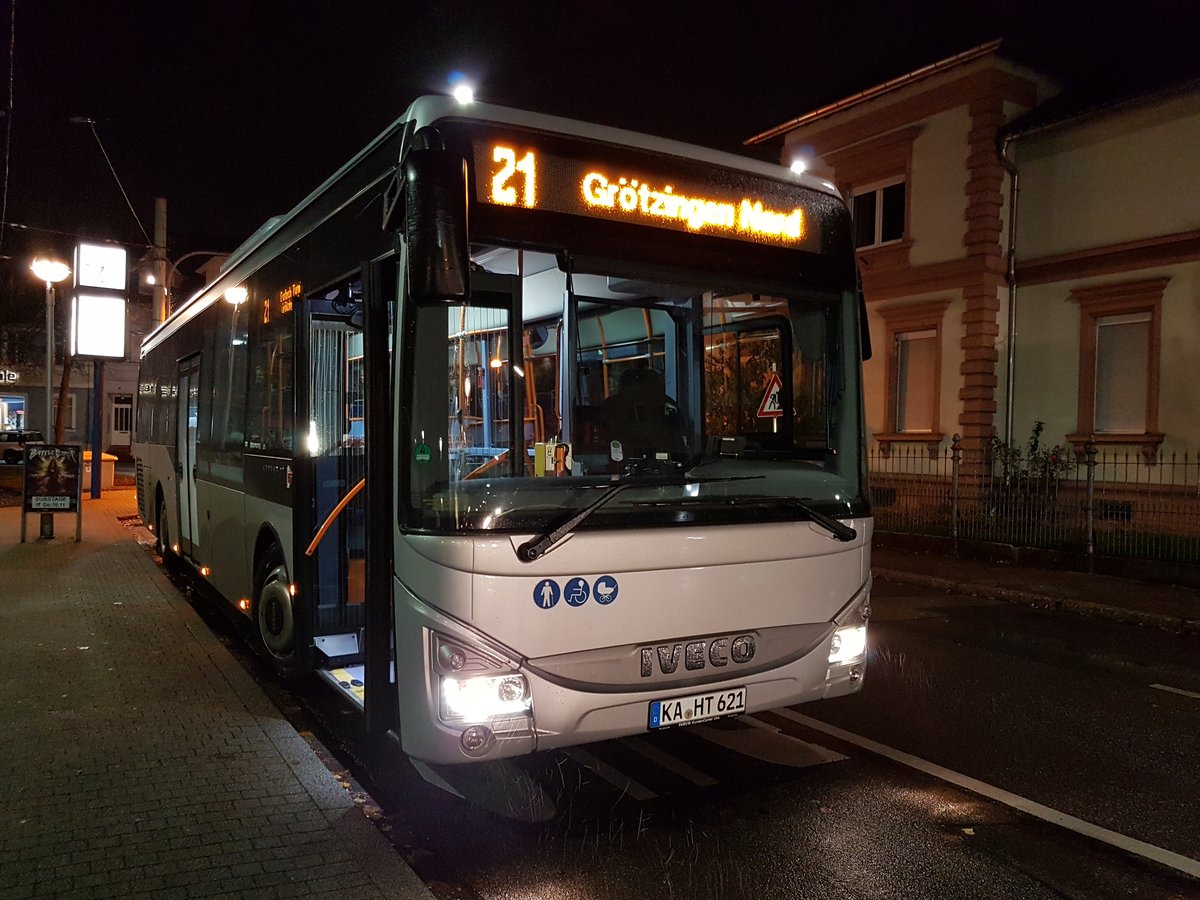 November Romantik: Iveco Crossway LE KA-HT 621 von Hagro steht im Regen abfahrbereit an der Endhaltestelle der Tram in Karlsruhe Durlach. 