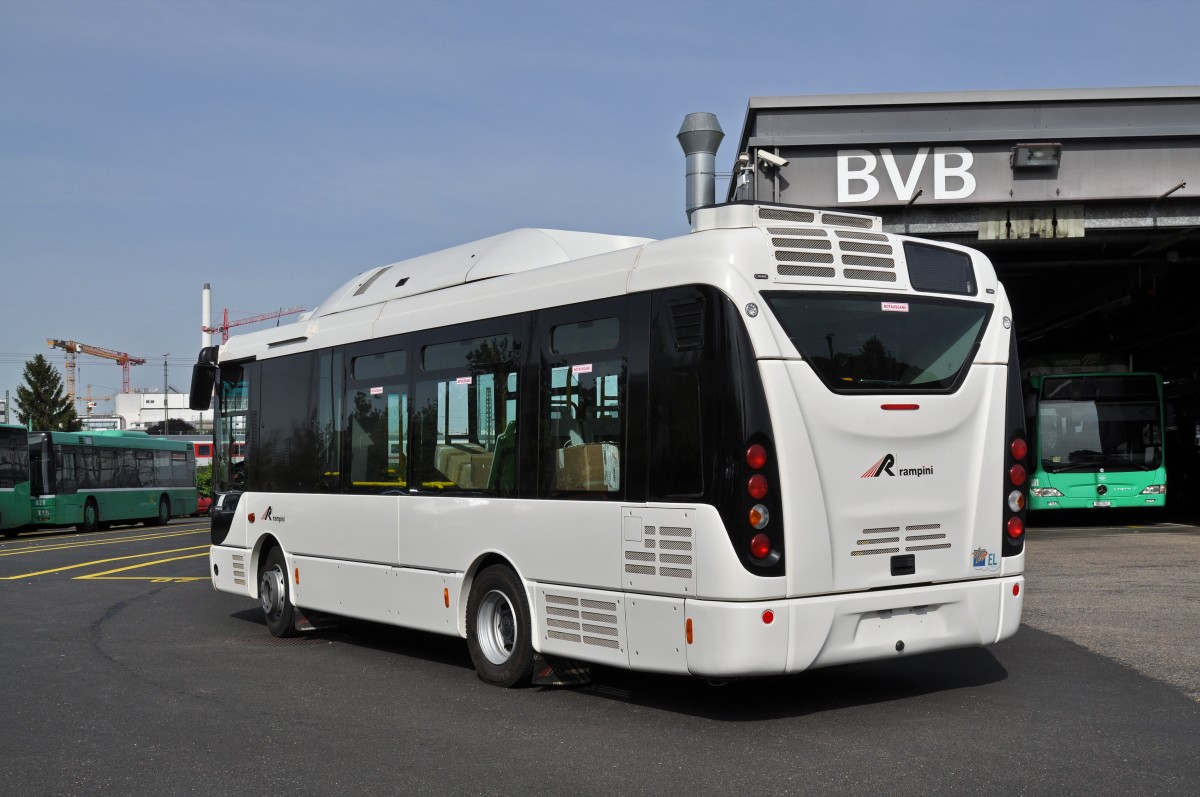 Nun ist der Zweite elektro Testbus bei der BVB eingetroffen. Es handelt sich um einen RAMPINI Type ALE EL aus Italien. Hier steht der Bus auf dem Hof der Garage Rankstrasse. Die Aufnahme stammt vom 12.05.2015.