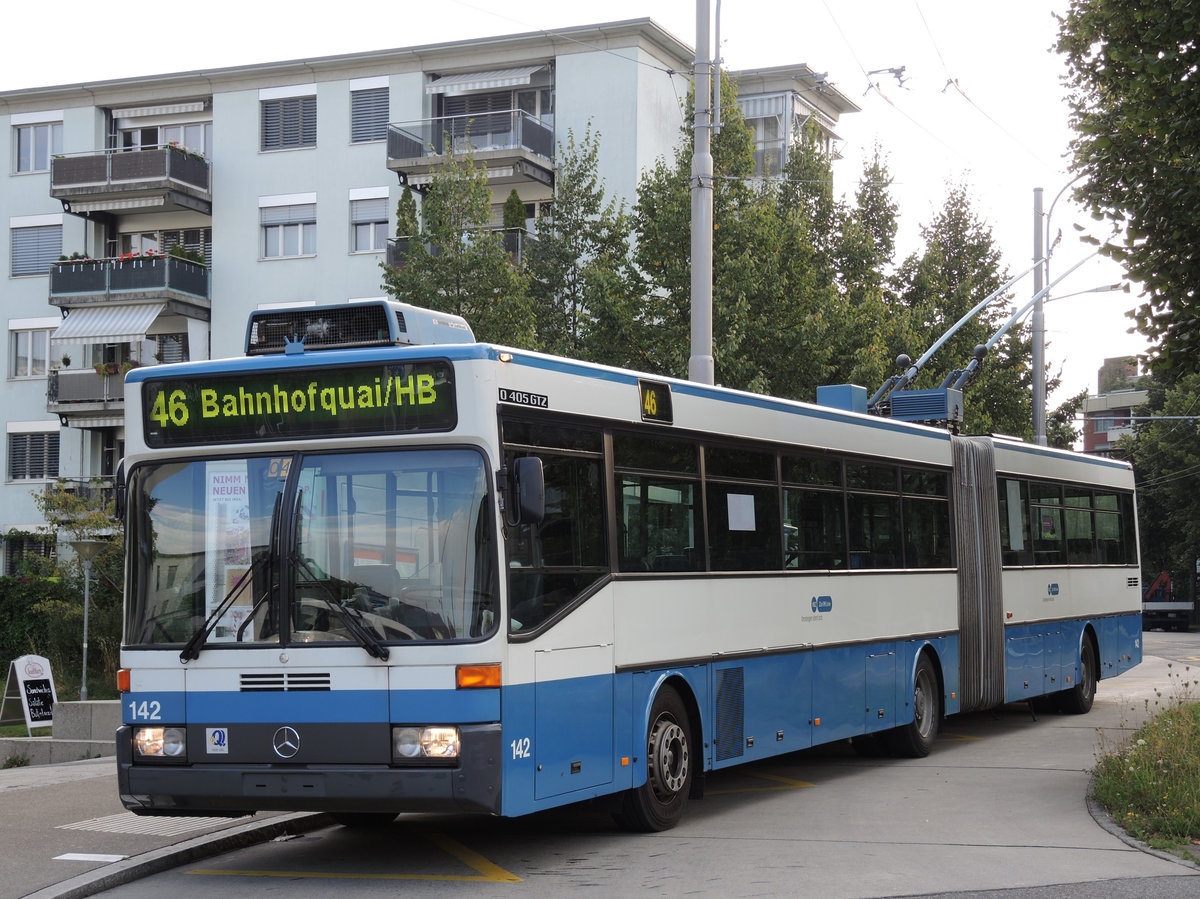 O 405 GTZ 142 an der Endhaltestelle Rütihof am 23.08.2013.