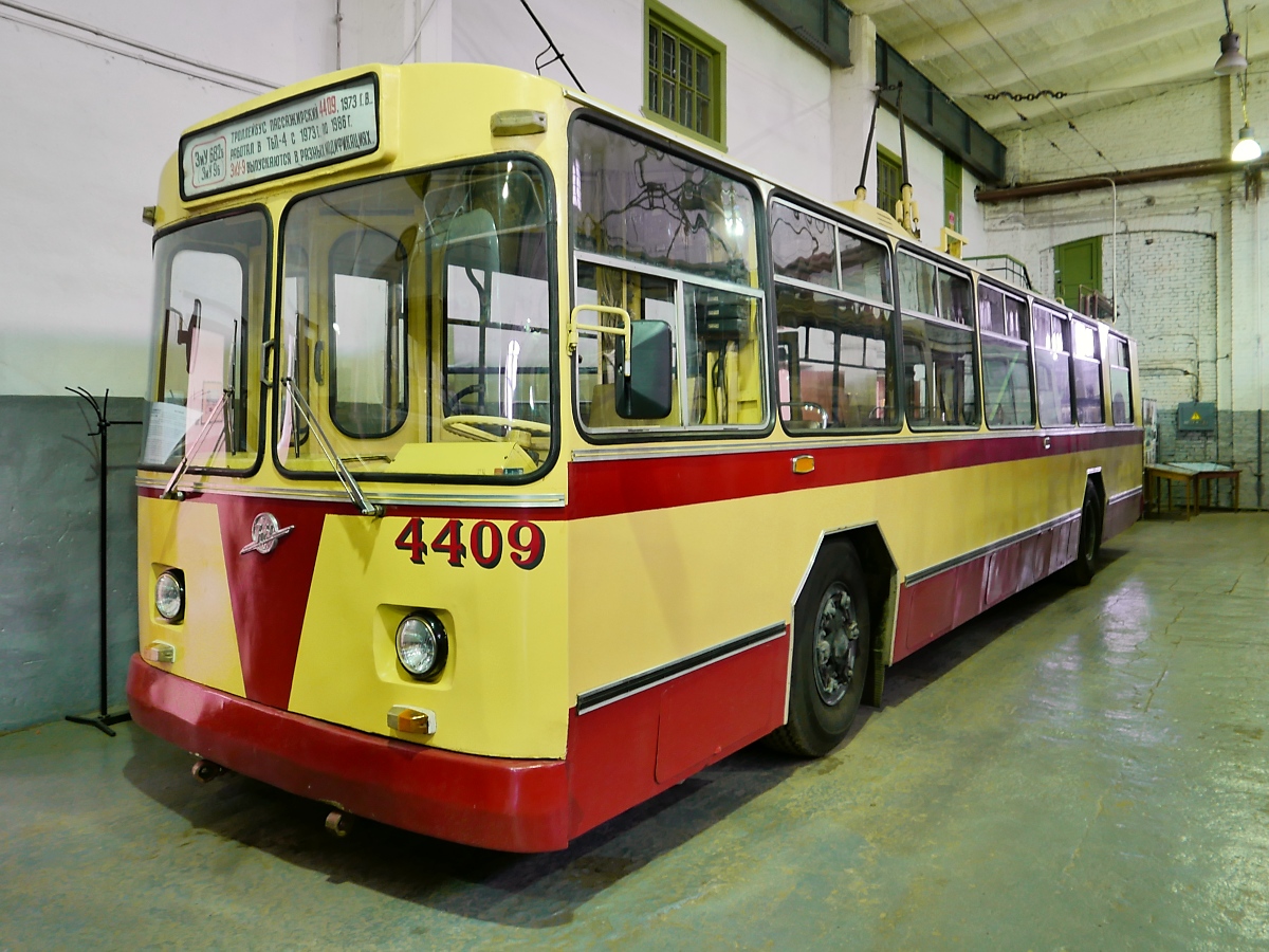O-Bus ЗиУ-682Б (ZiU-682B), gebaut ab 1972 von Sawod imeni Urizkogo (Urizki-Werk), im Museum für Elektrotransport in St. Petersburg, 22.10.2017