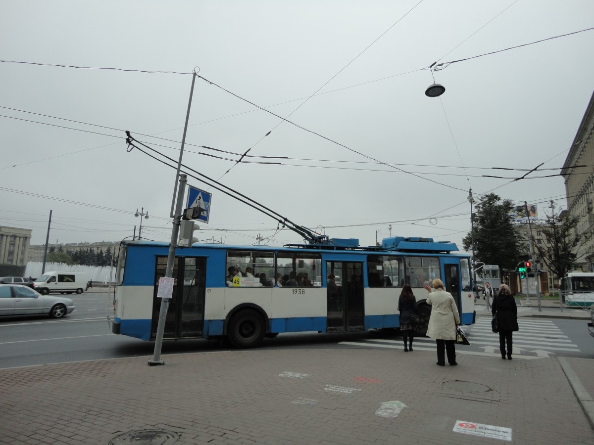 O-Bus 1938 am 11.9.2013 in St. Petersburg/Russland. Beachtenswert ist auch die Stromfhrung zu den Ampelmasten, auch ein angefahrener und schiefer Mast strt niemanden.
