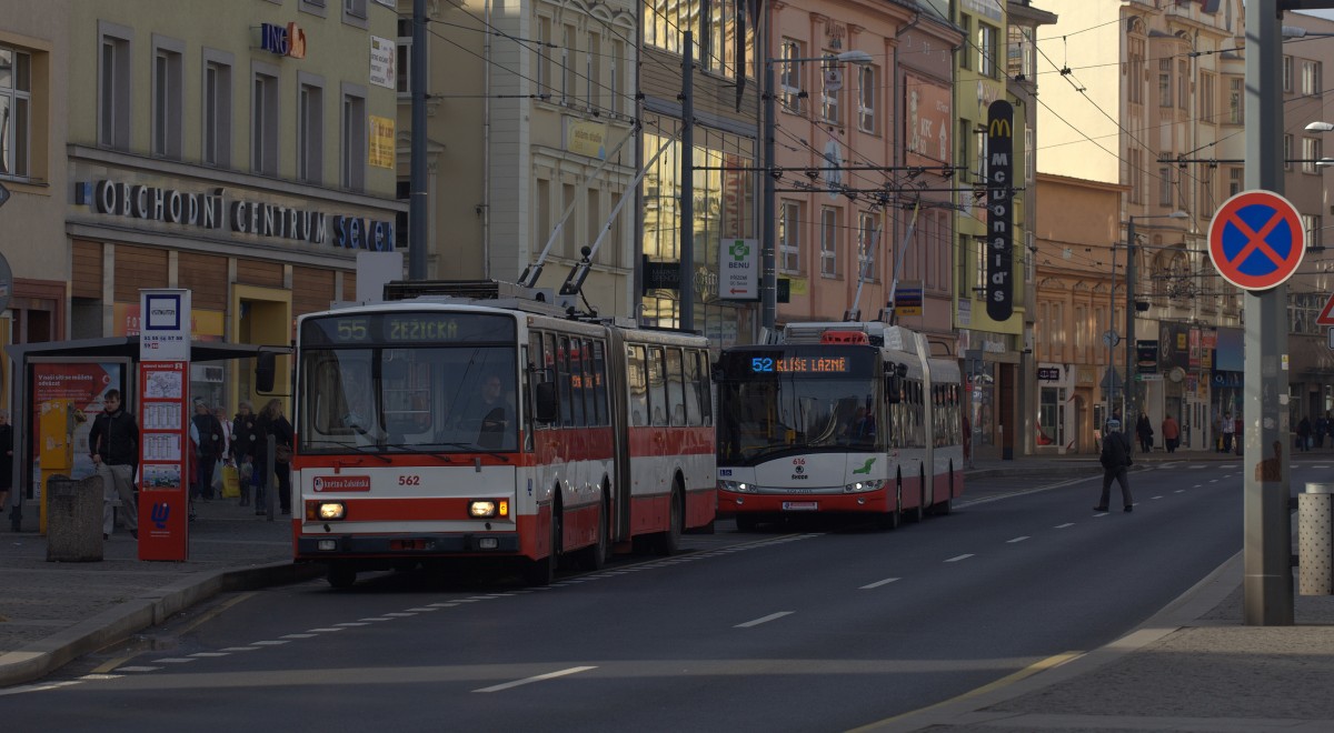 O-Busse der Linie 55 und 52 in Usti nad Labem. Die Haltestelle ist als Überholungshaltestelle ausgelegt. Der 2. Bus ist ein Skoda Solaris (?)
Leider kennt  sich der Fotograf mit O-Bustypen wenig aus. 07.03.2015 10:19 Uhr.