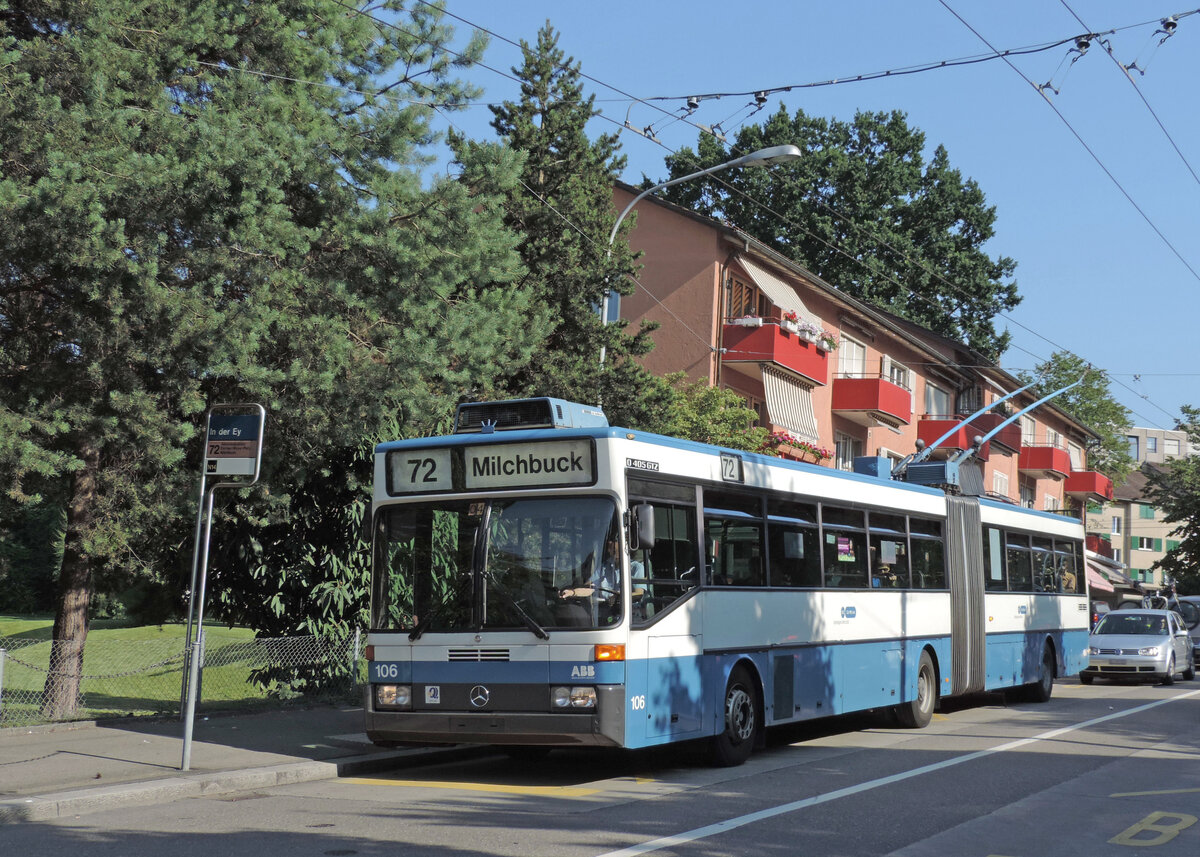 O405 GTZ 106 an der Haltestelle In der Ey am Streckenast Albisriederplatz – Triemli, welcher bis zum Fahrplanwechsel im Dezember 2013 von der Linie 72 bedient wurde (seither Linie 33). Im Gegenzug übernahm der 72er den vormaligen 33er-Abschnitt Albisriederplatz – Morgental. Aufgenommen am 16.07.2013.