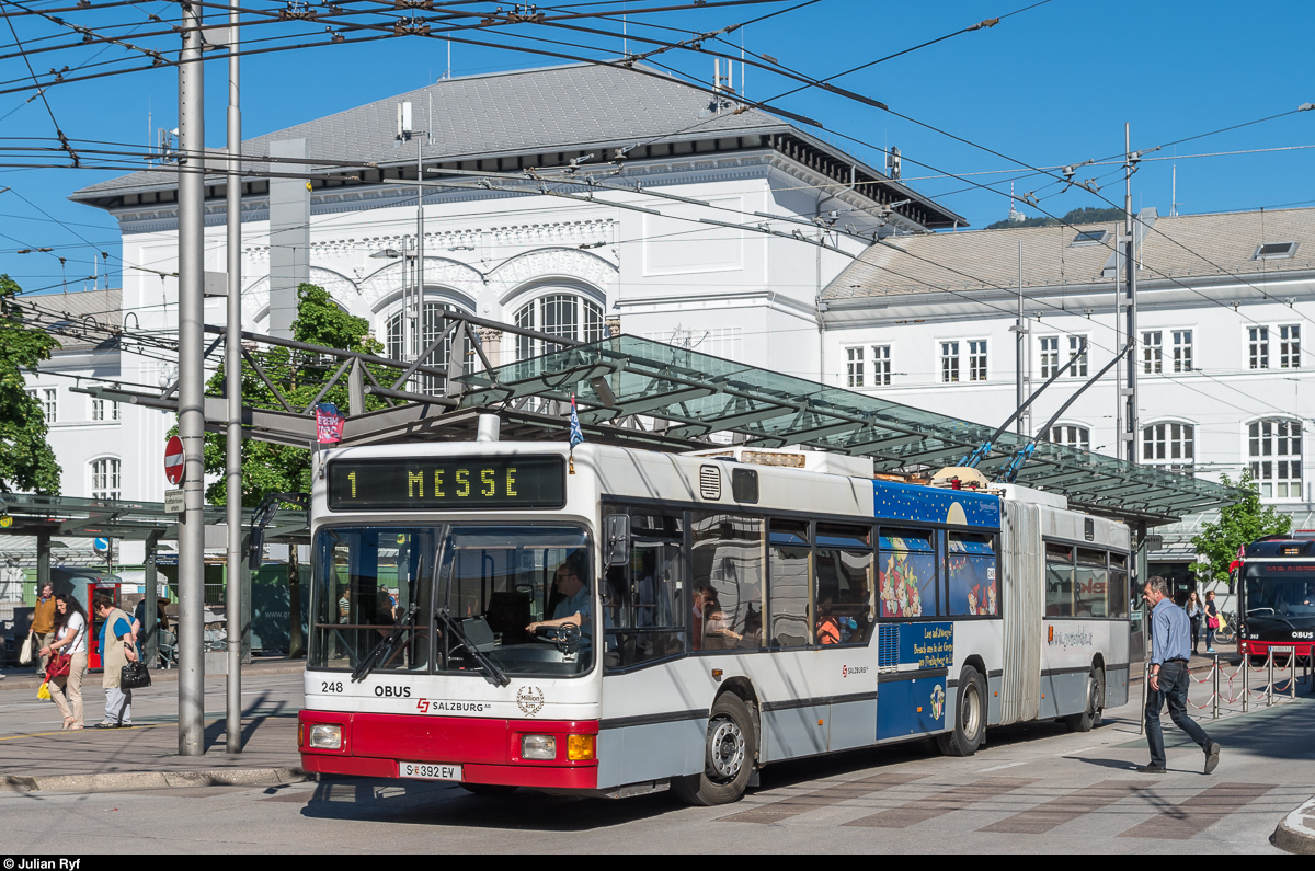 Obus Salzburg MAN / Gräf & Stift Wagen 248 am 26. Mai 2017 am Hauptbahnhof.