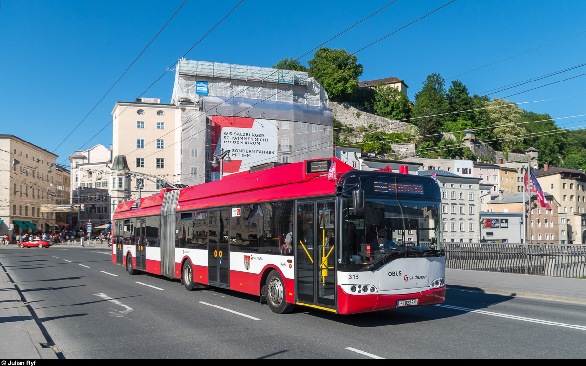 Obus Salzburg Trollino 318 (ex La Chaux-de-Fonds) am 26. Mai 2017 auf der Staatsbrücke.