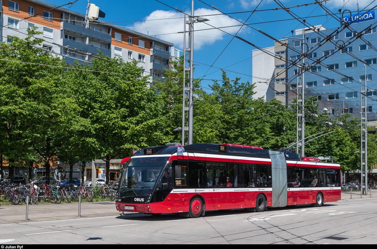 Obus Salzburg Trollino 362 am 26. Mai 2017 am Hauptbahnhof.